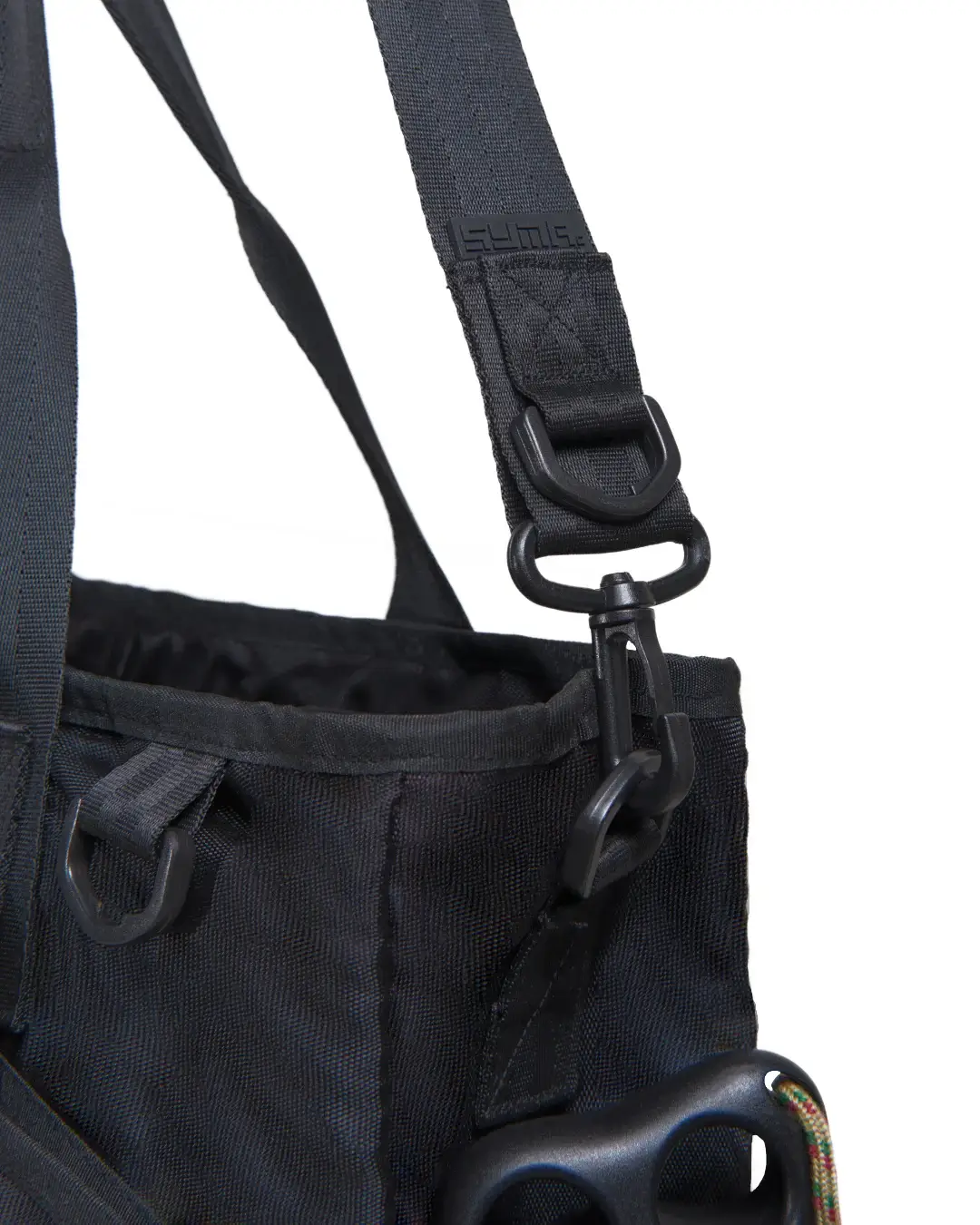 Detail of heavy-duty strap clip and hardware on SYMA Miles Racket-Tote Black. Padel & tennis bag